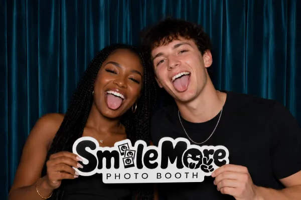 Friends posing together in a SmileMore photo booth