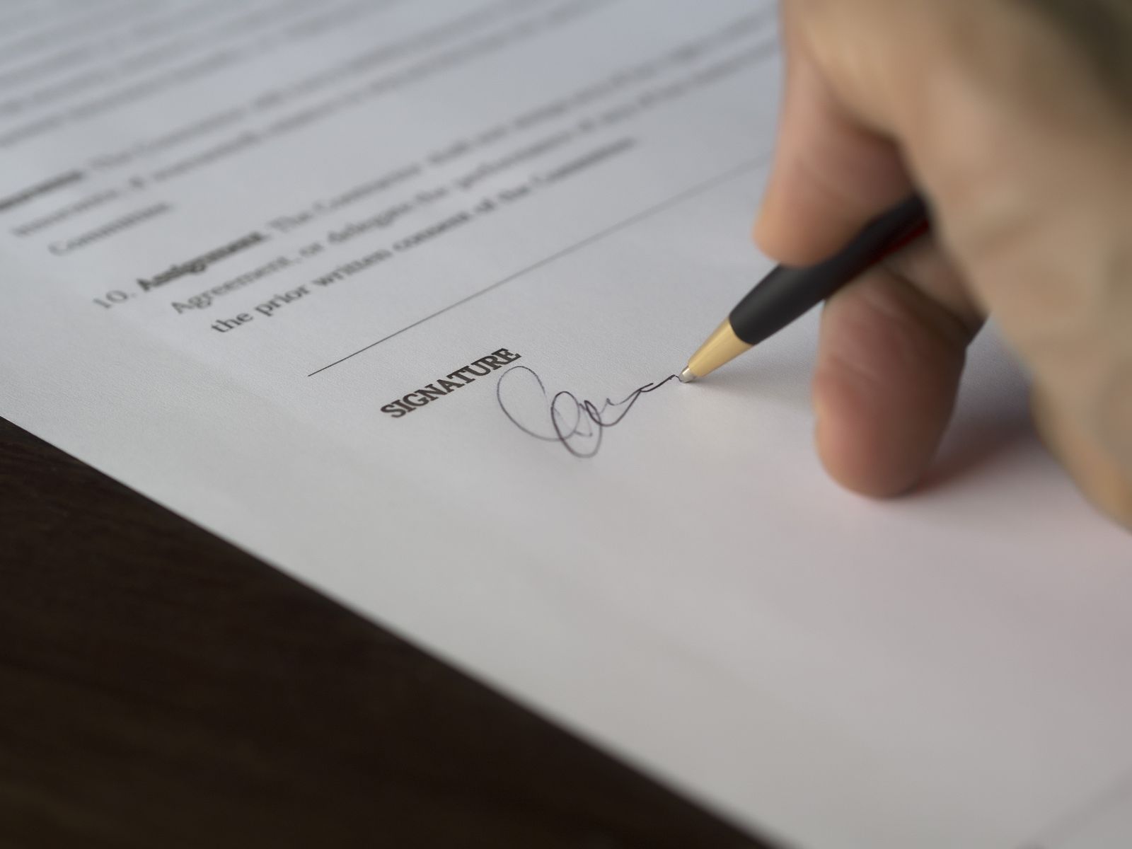 Hand signing a vending machine contract Florida venue owners should read first